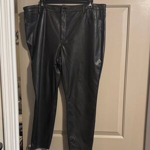 Tinseltown Women's Sleek Black Cropped Pants